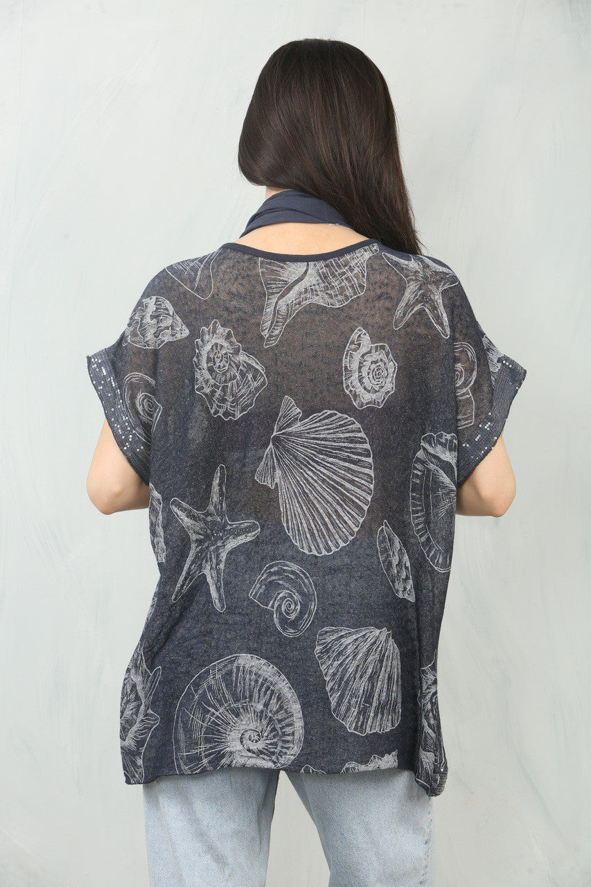 SJAALTOP MET NAUTISCHE SCHELPENPRINT - MARINEBLAUW