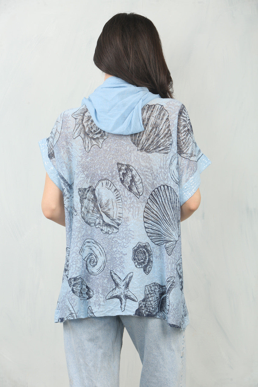 TOP MET NAUTISCHE SCHELPENPRINT EN SJAALKRAAG - LICHTBLAUW
