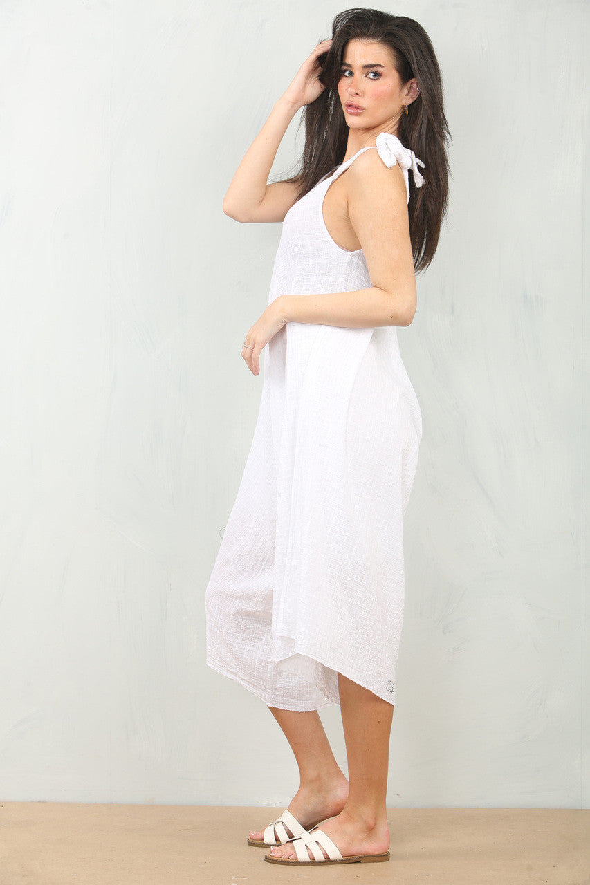 WITTE KATOENEN JUMPSUIT MET STRIKJES OP DE SCHOUDER