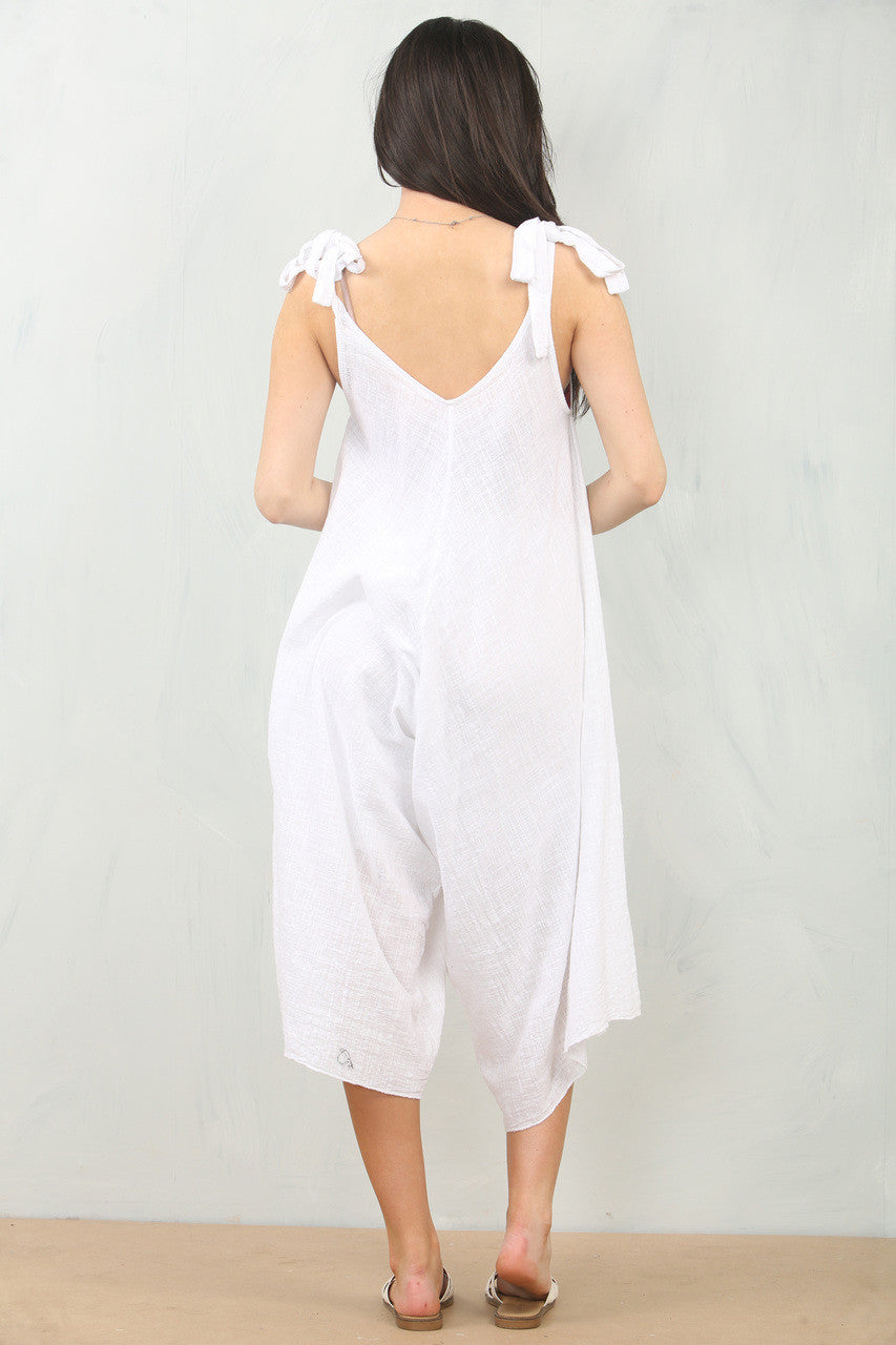 WITTE KATOENEN JUMPSUIT MET STRIKJES OP DE SCHOUDER