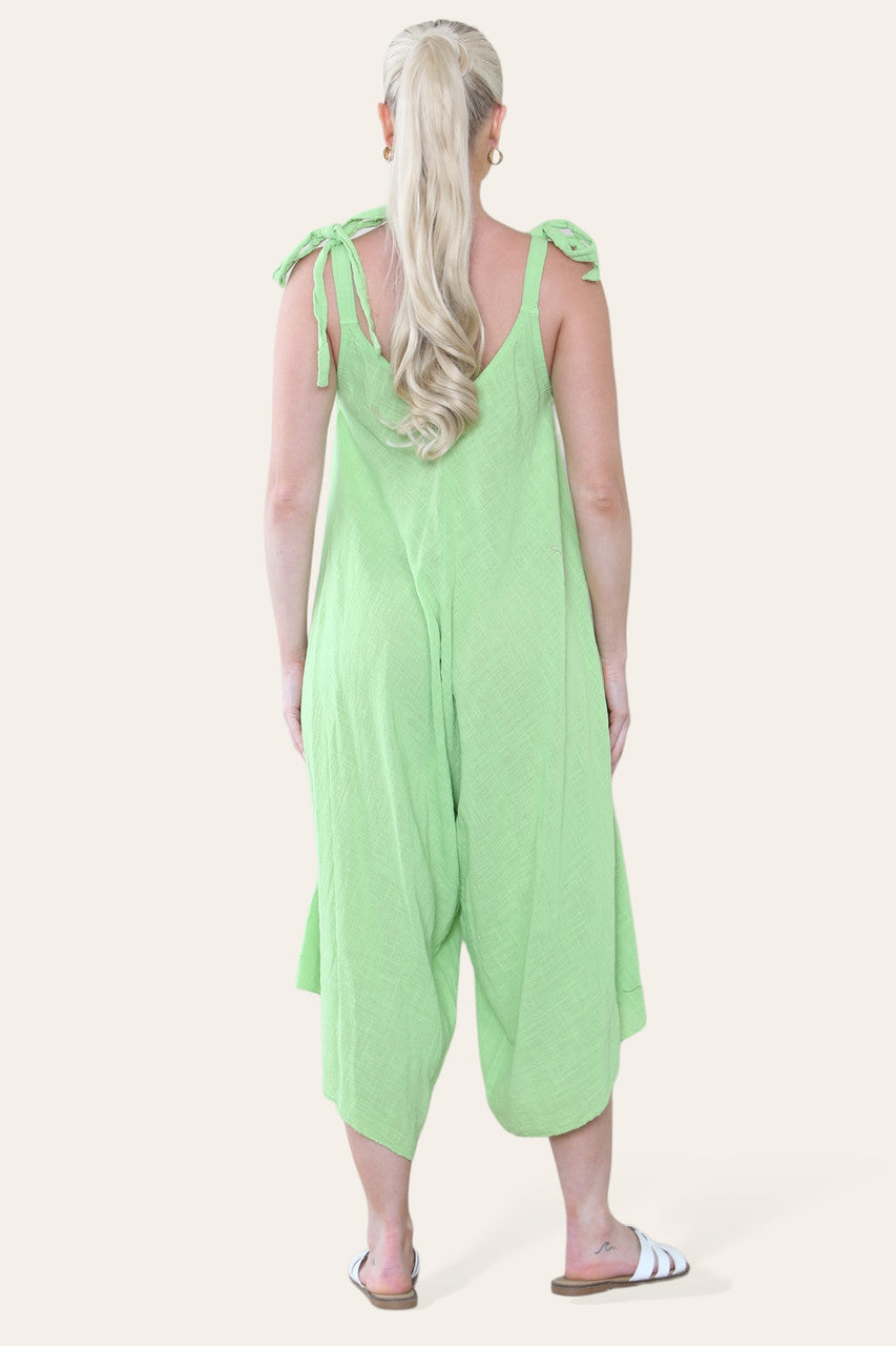 JUMPSUIT VAN KATOEN MET STROPDETAIL OP DE SCHOUDERS LIMOENGROEN