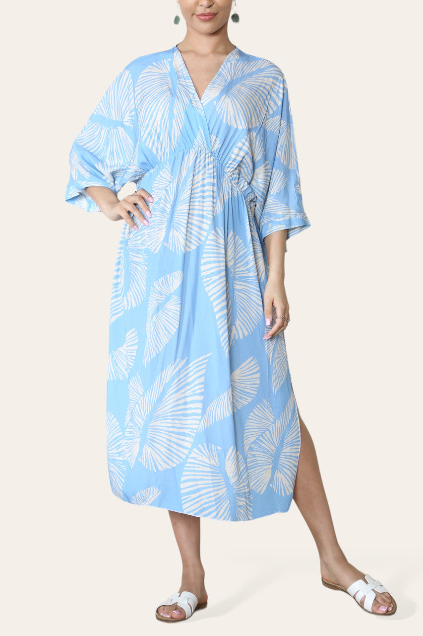 MAXIJURK MET PALMBLAADPRINT LICHTBLAUW