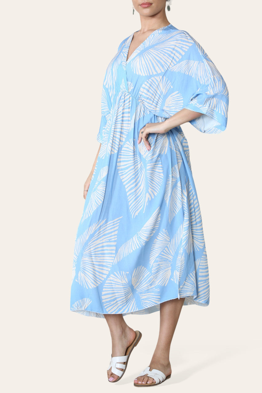 MAXIJURK MET PALMBLAADPRINT LICHTBLAUW