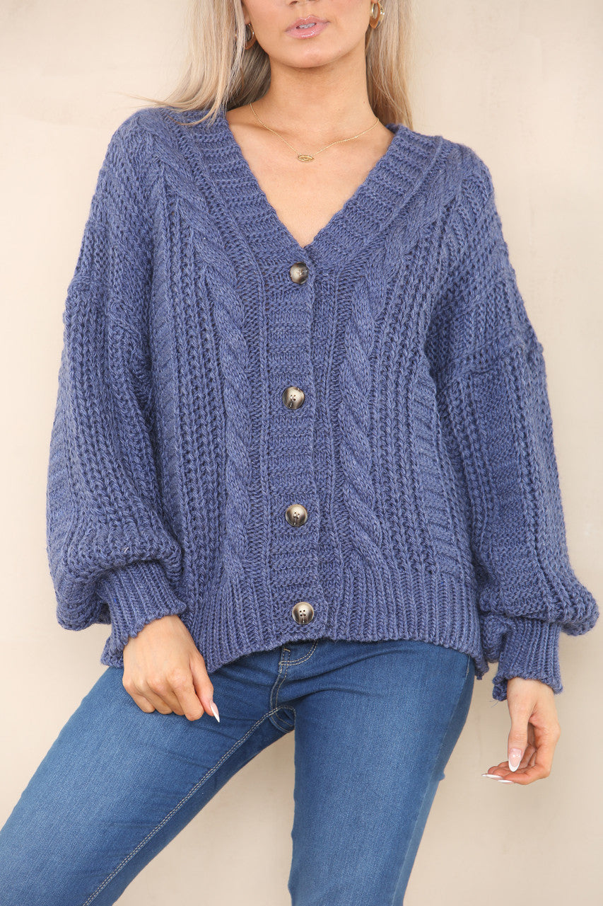 KABELGEBREID VEST MET KNOPEN DENIM