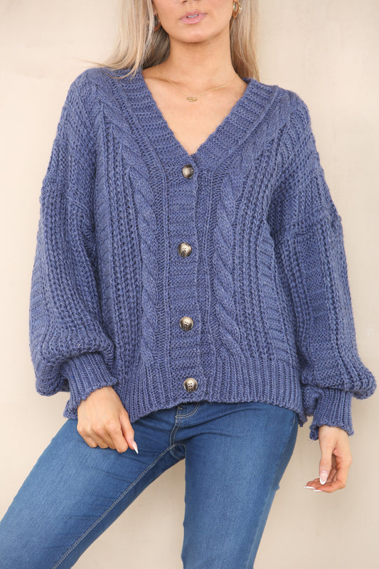 KABELGEBREID VEST MET KNOPEN DENIM