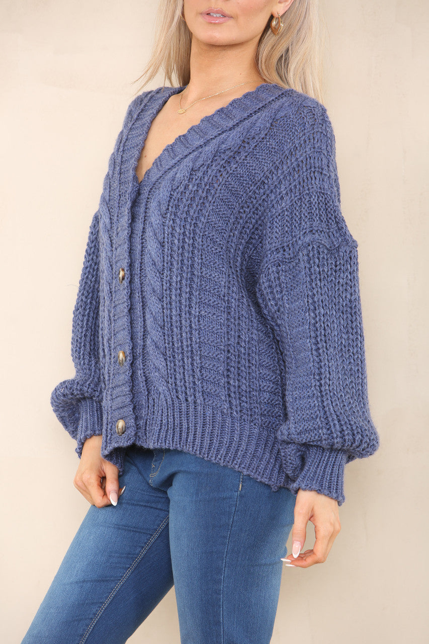 KABELGEBREID VEST MET KNOPEN DENIM