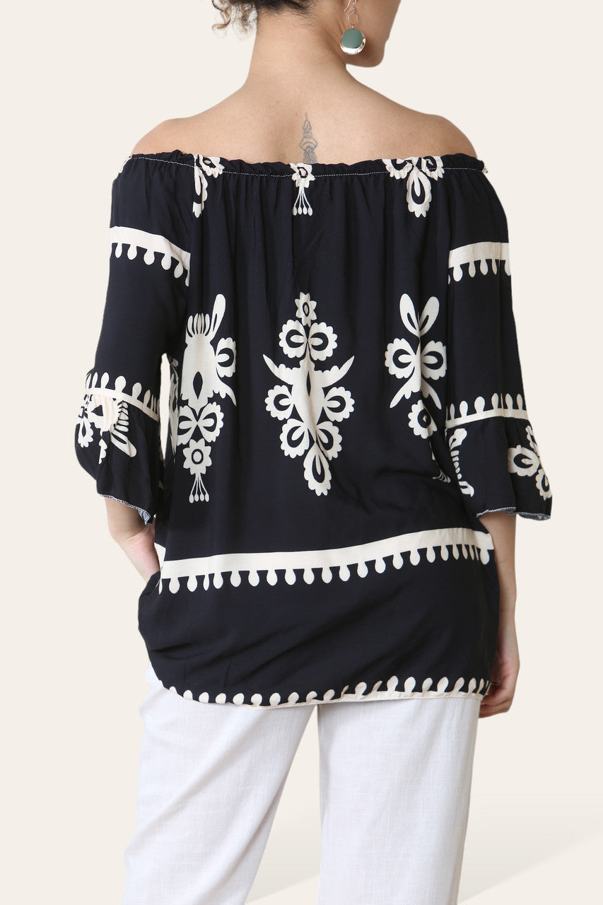 GEPRINTE TOP MET KWASJES EN BARDOTHALS ZWART