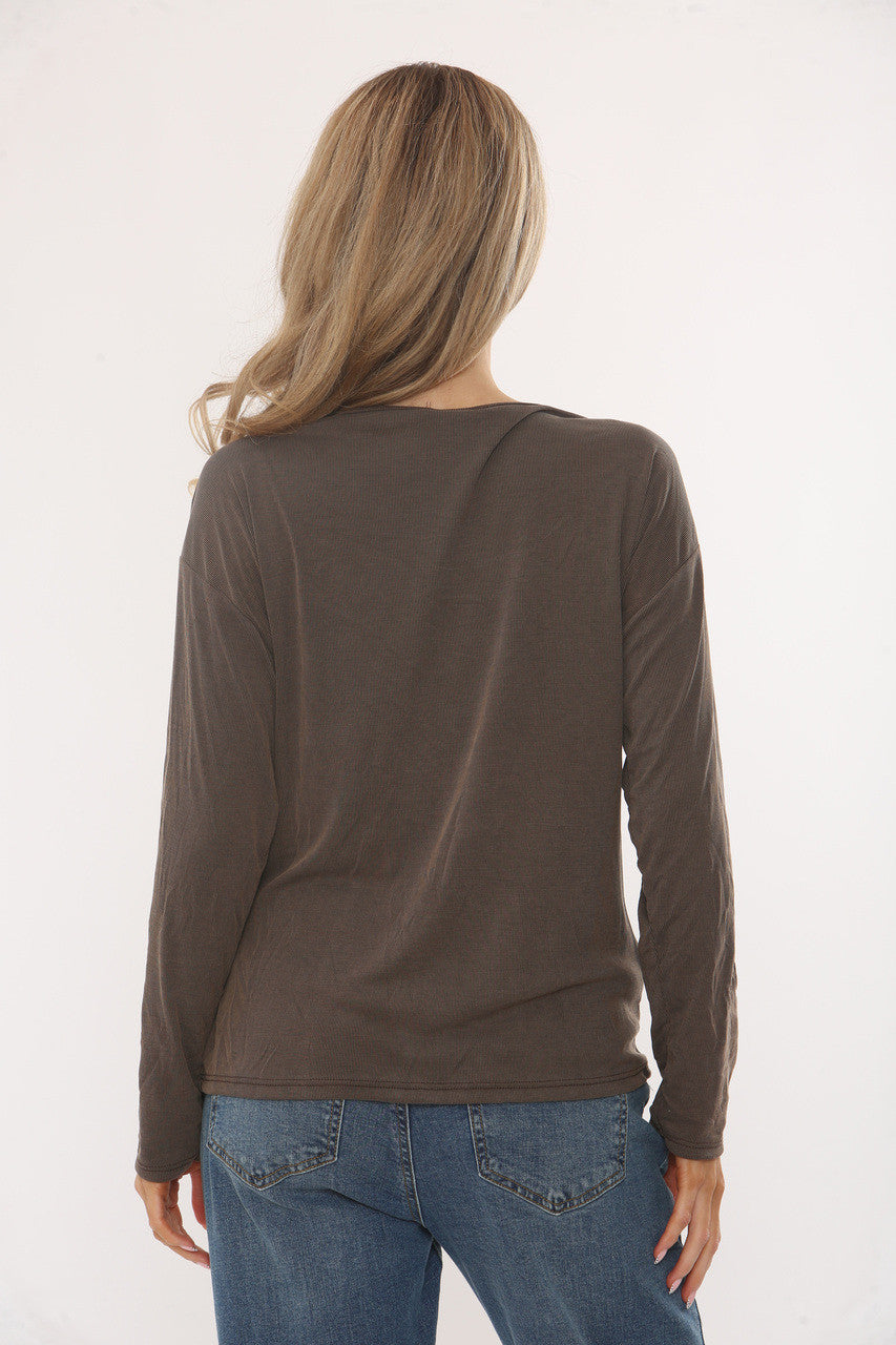 TOP MET PLOOIEN EN GOUDEN DETAILS - BRUIN