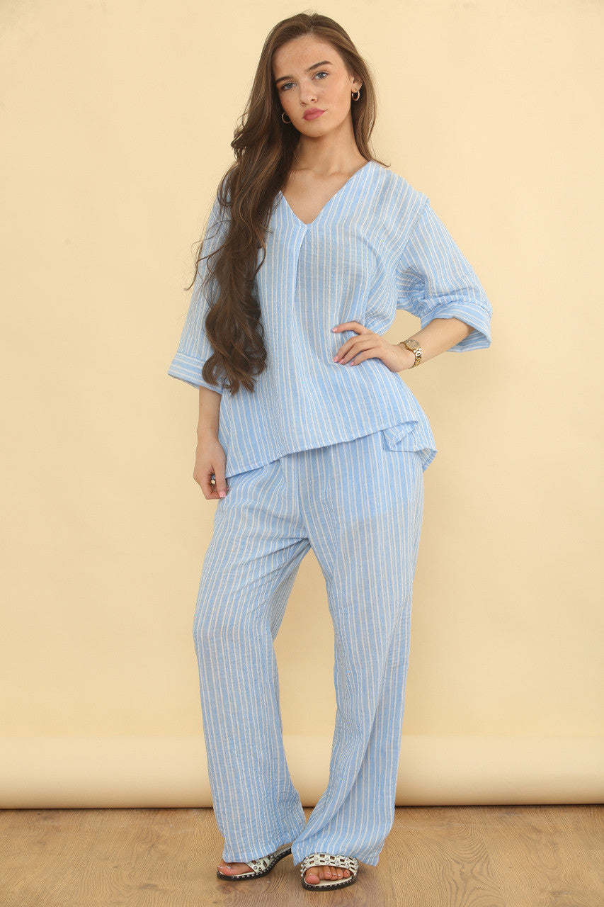 SET MET BROEK EN TOP VAN LIJNENMIX MET NAALDENSTREEP - LICHTBLAUW