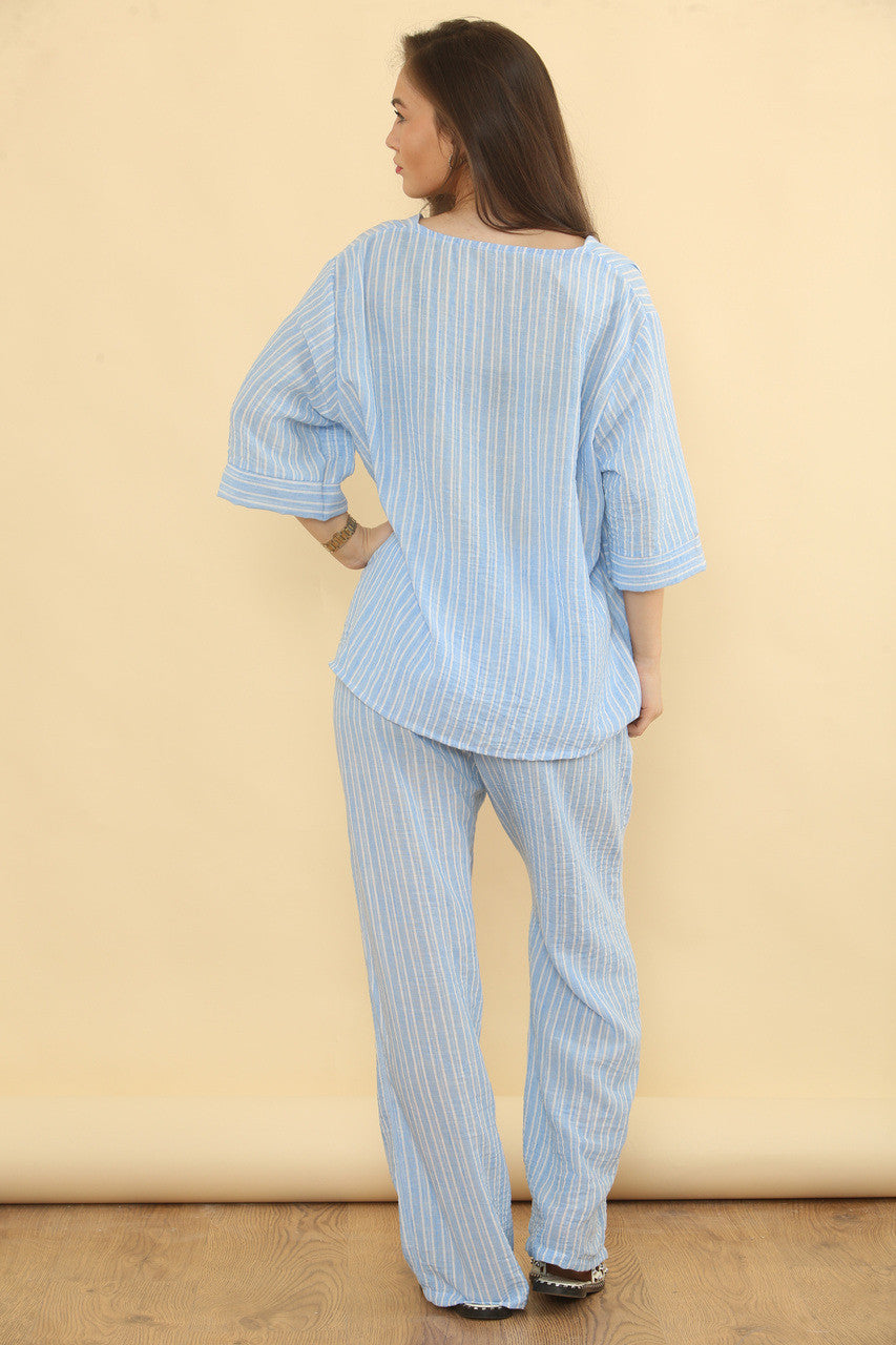 SET MET BROEK EN TOP VAN LIJNENMIX MET NAALDENSTREEP - LICHTBLAUW