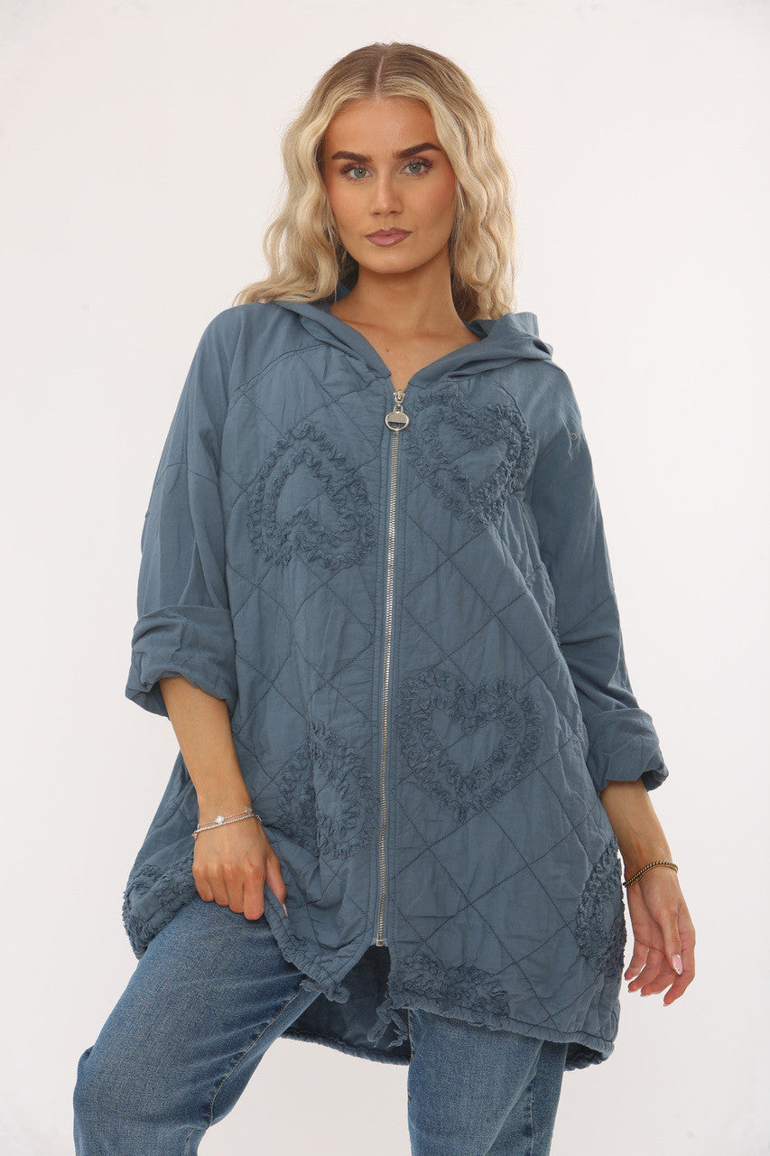 GEWATTEERD JASJE MET HARTJESDETAIL EN CAPUCHON - DENIM