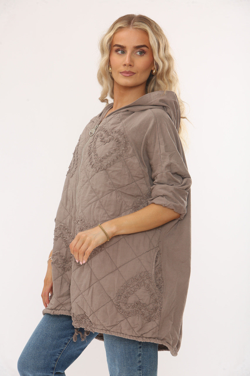 GEWATTEERD JASJE MET HARTJESDETAIL EN CAPUCHON - TAUPE