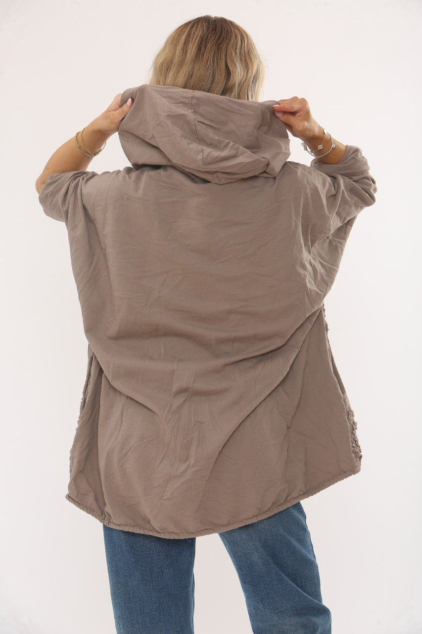 GEWATTEERD JASJE MET HARTJESDETAIL EN CAPUCHON - TAUPE