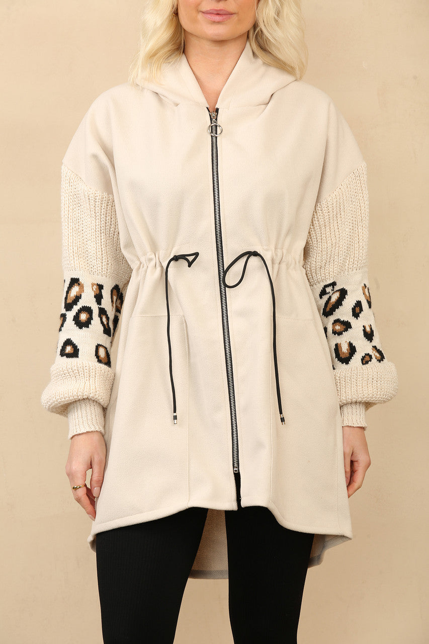 GEBREIDE JAS MET CAPUCHON EN LEOPAARDPRINT BEIGE