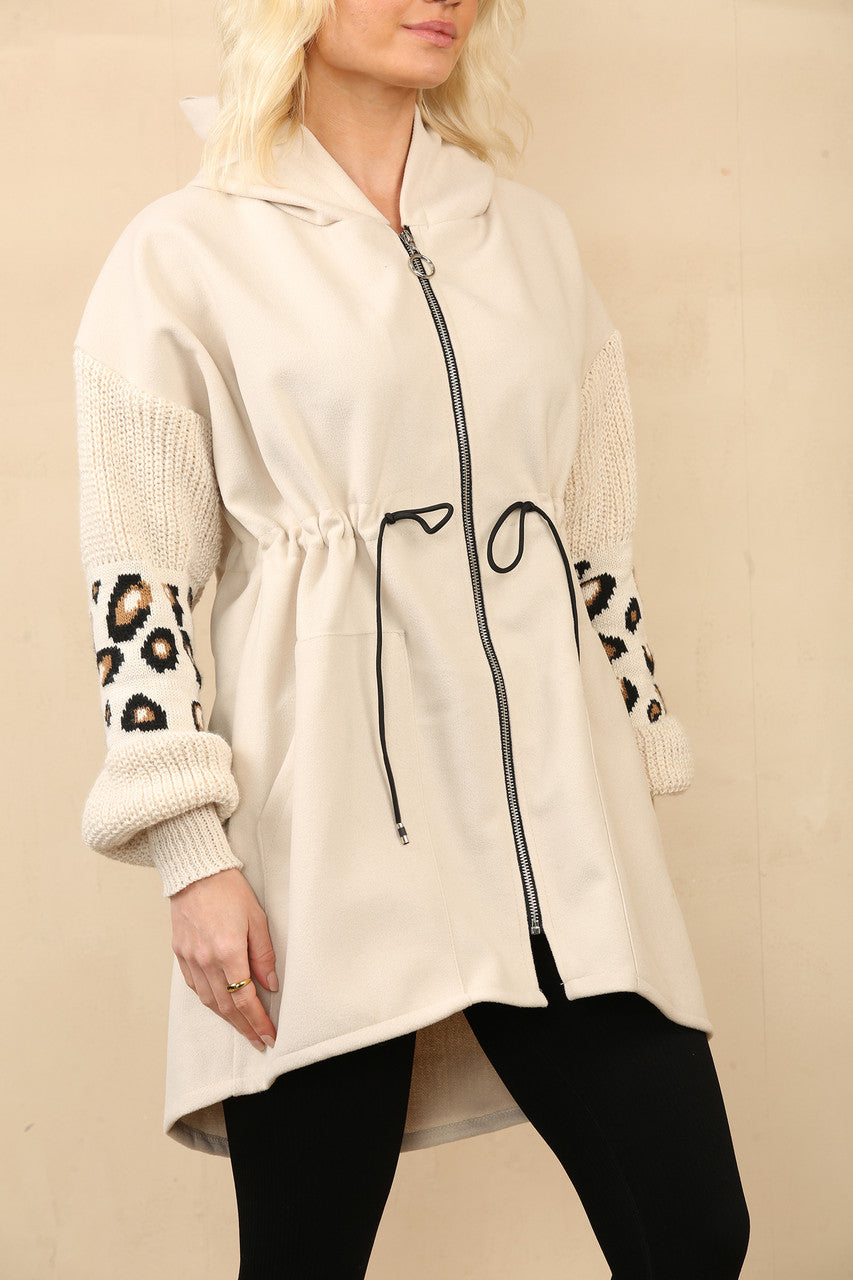 GEBREIDE JAS MET CAPUCHON EN LEOPAARDPRINT BEIGE