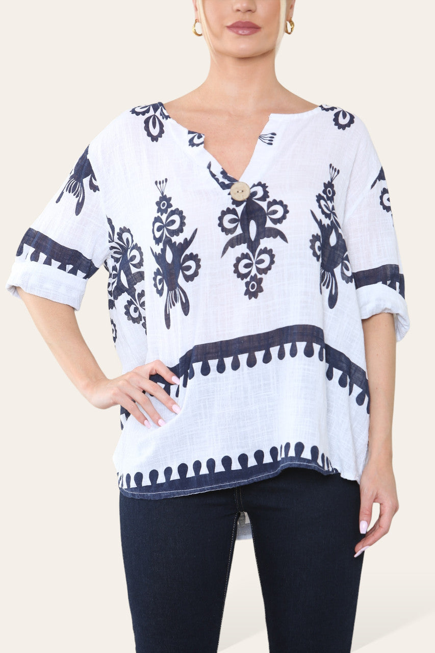 WITTE TOP MET PAISLEYPRINT, GRANDAD KRAAG EN KNOPENSLUITING AAN DE VOORKANT