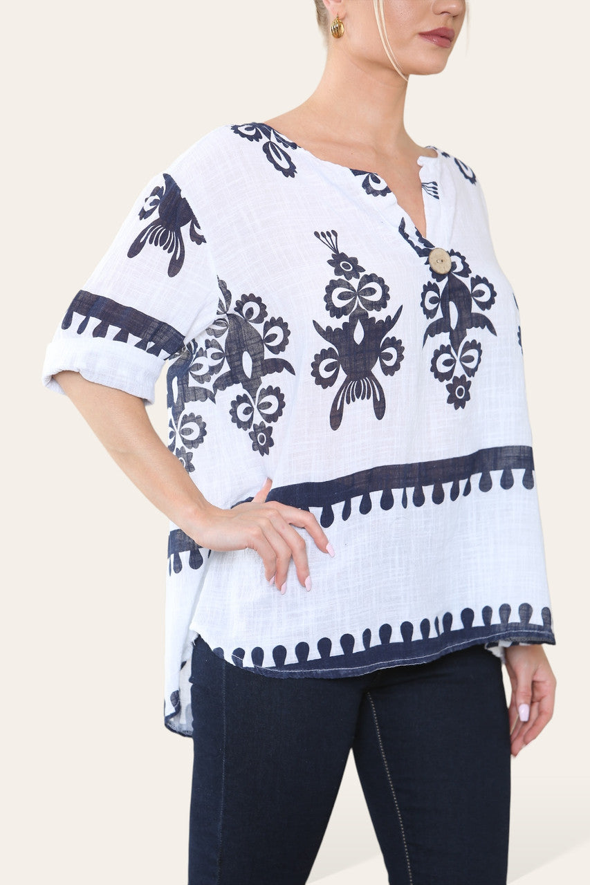 WITTE TOP MET PAISLEYPRINT, GRANDAD KRAAG EN KNOPENSLUITING AAN DE VOORKANT