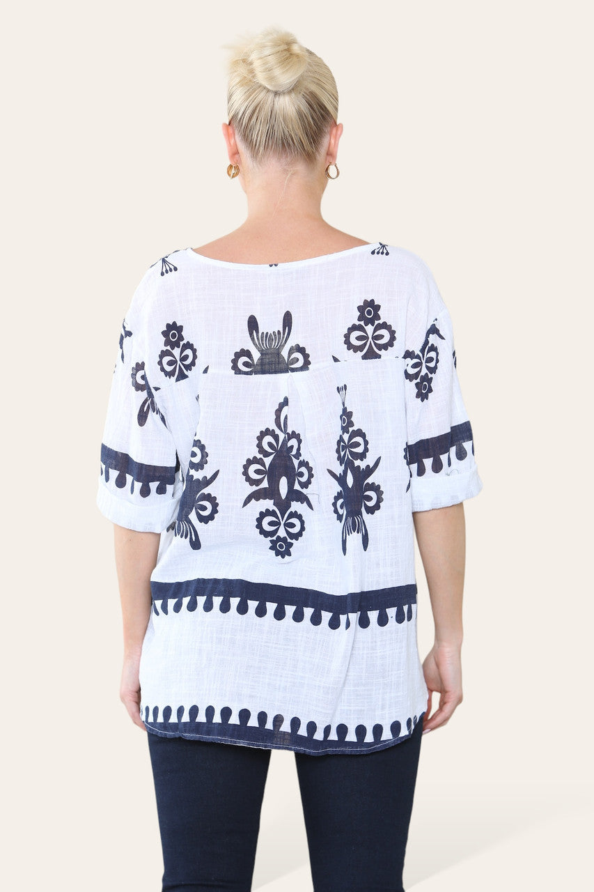 WITTE TOP MET PAISLEYPRINT, GRANDAD KRAAG EN KNOPENSLUITING AAN DE VOORKANT