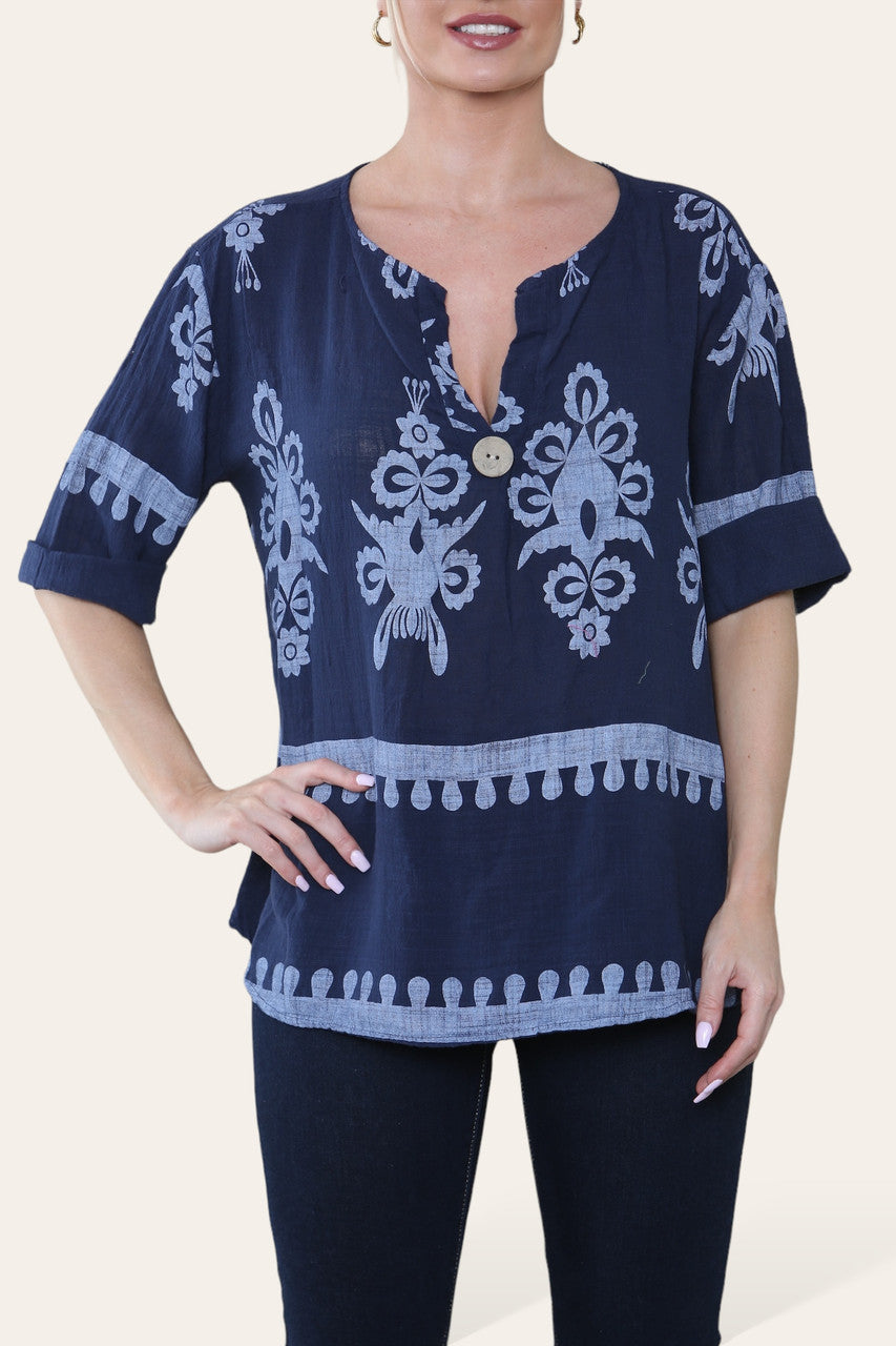 TOP MET GROOTVADERKRAAG EN PAISLEYPRINT, KNOPENSLUITING VOORAAN MARINEBLAUW