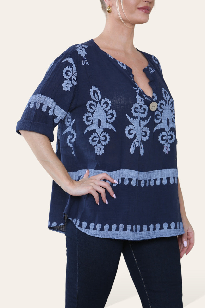 TOP MET GROOTVADERKRAAG EN PAISLEYPRINT, KNOPENSLUITING VOORAAN MARINEBLAUW