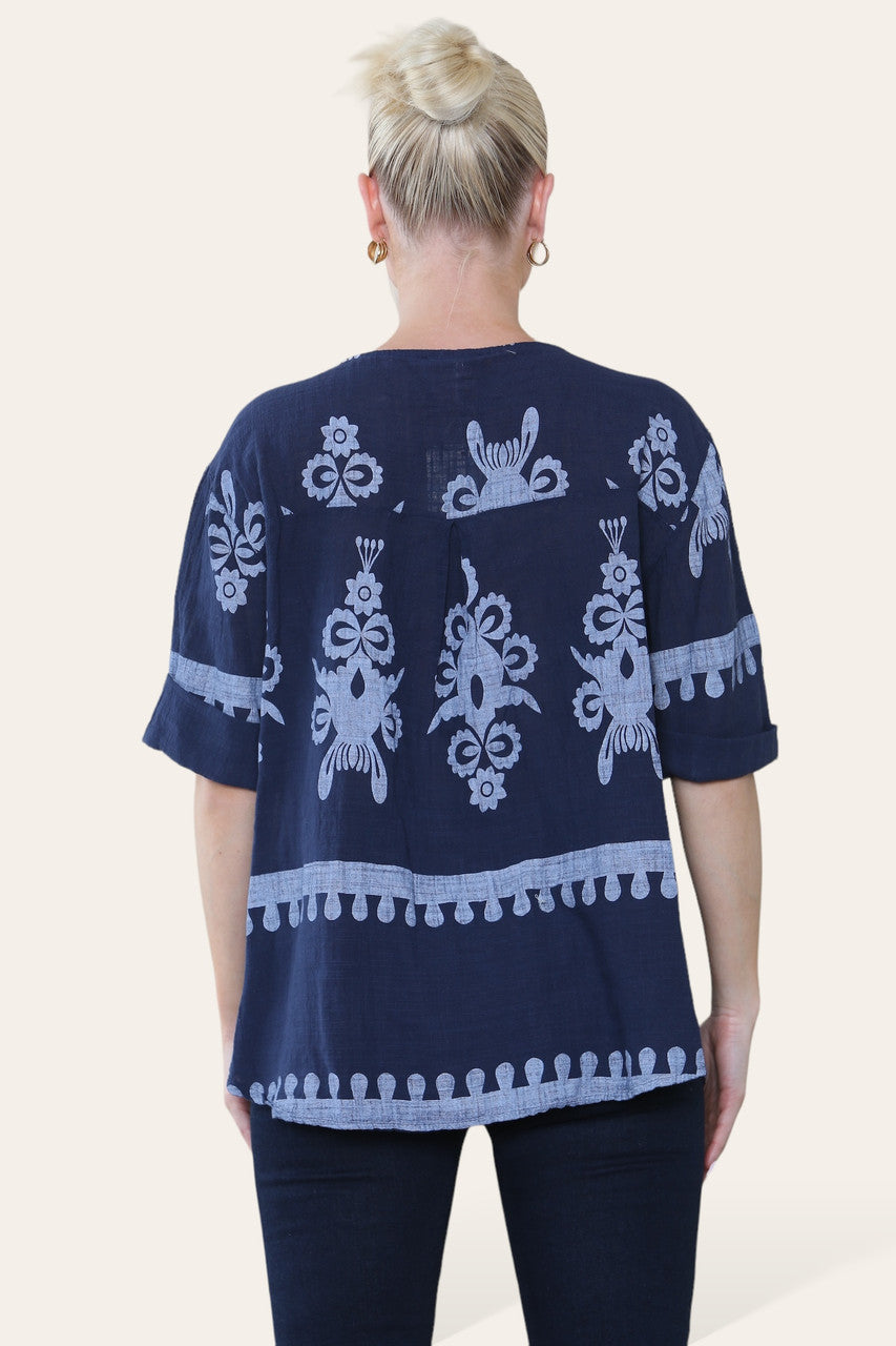 TOP MET GROOTVADERKRAAG EN PAISLEYPRINT, KNOPENSLUITING VOORAAN MARINEBLAUW