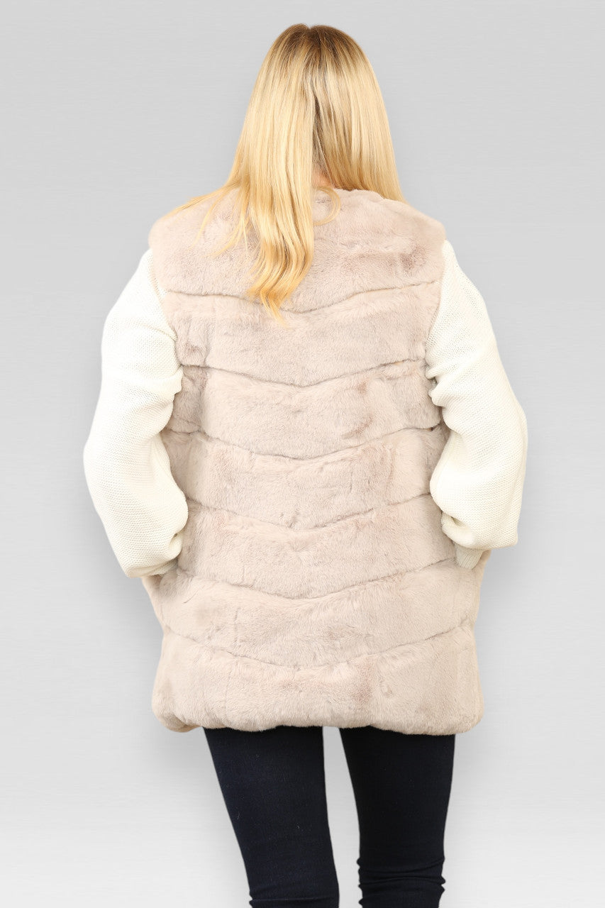 GILET VAN BEIGE KUNSTBONT MET PELSSTREPEN