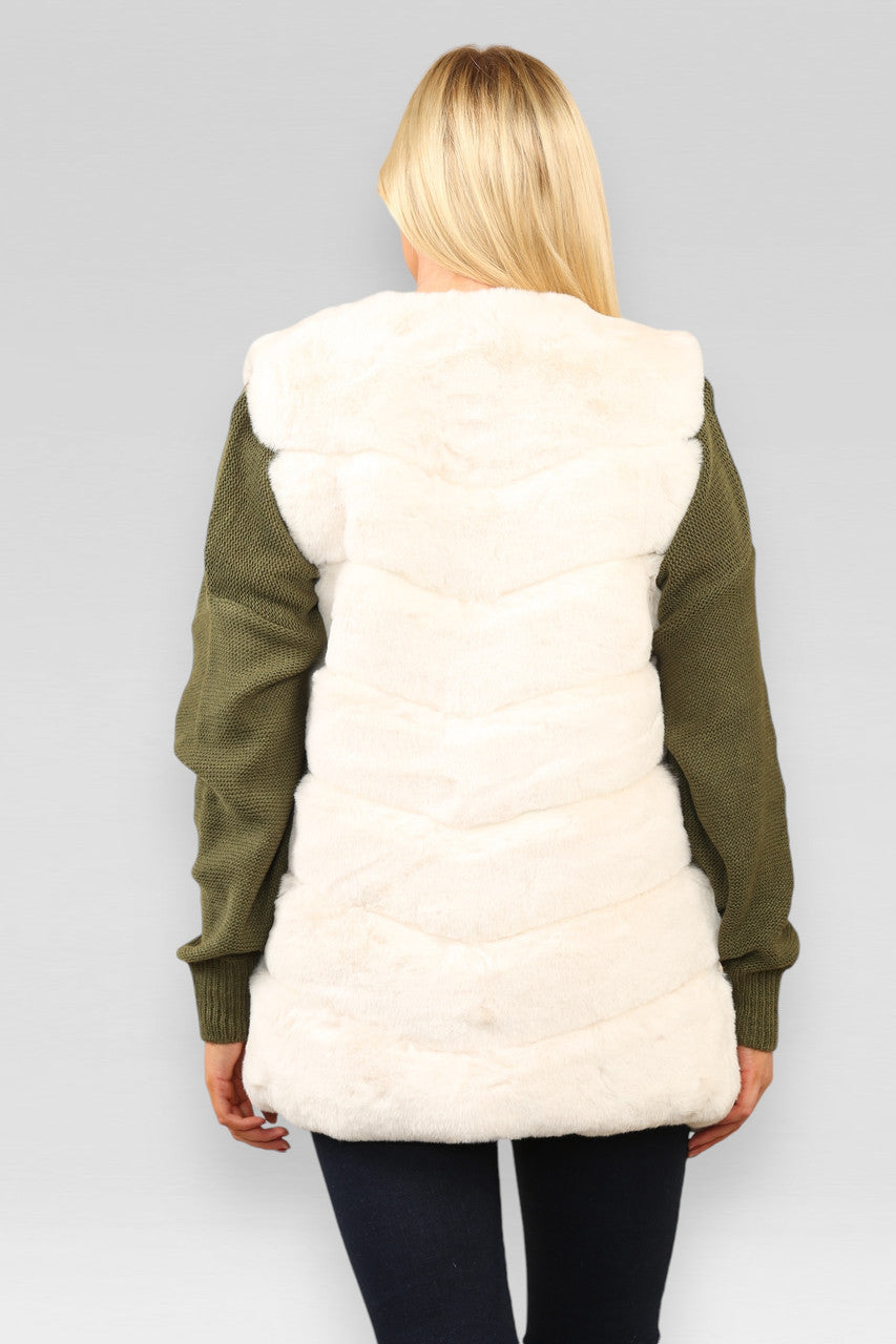 WITTE GILET VAN GEBLURKT IMITATIEBONT