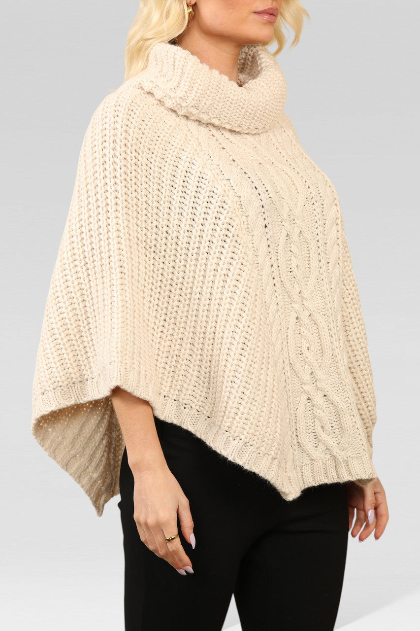 KABELGEBREIDE PONCHO MET COWL NECK STEEN