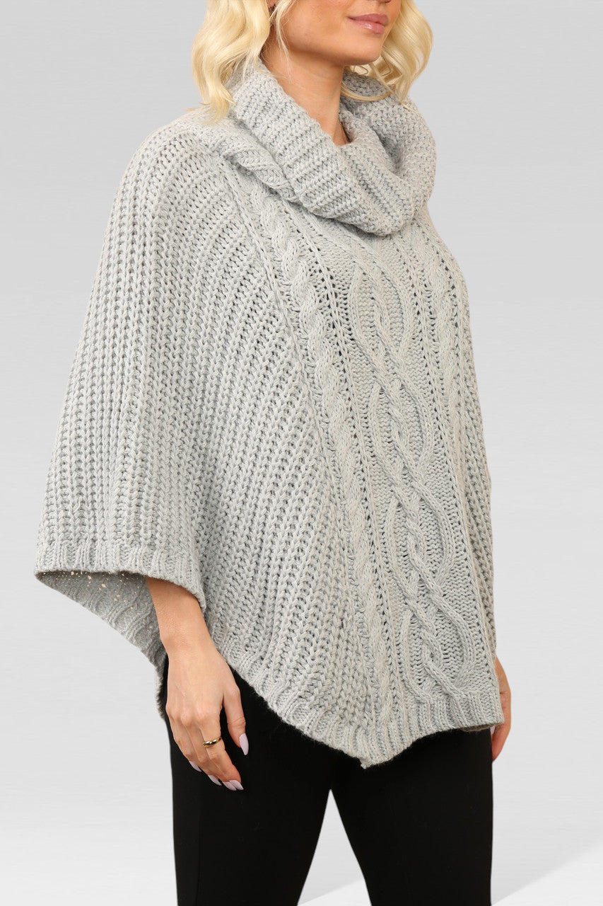 KABELGEBREIDE PONCHO MET COWLHALS ZILVER