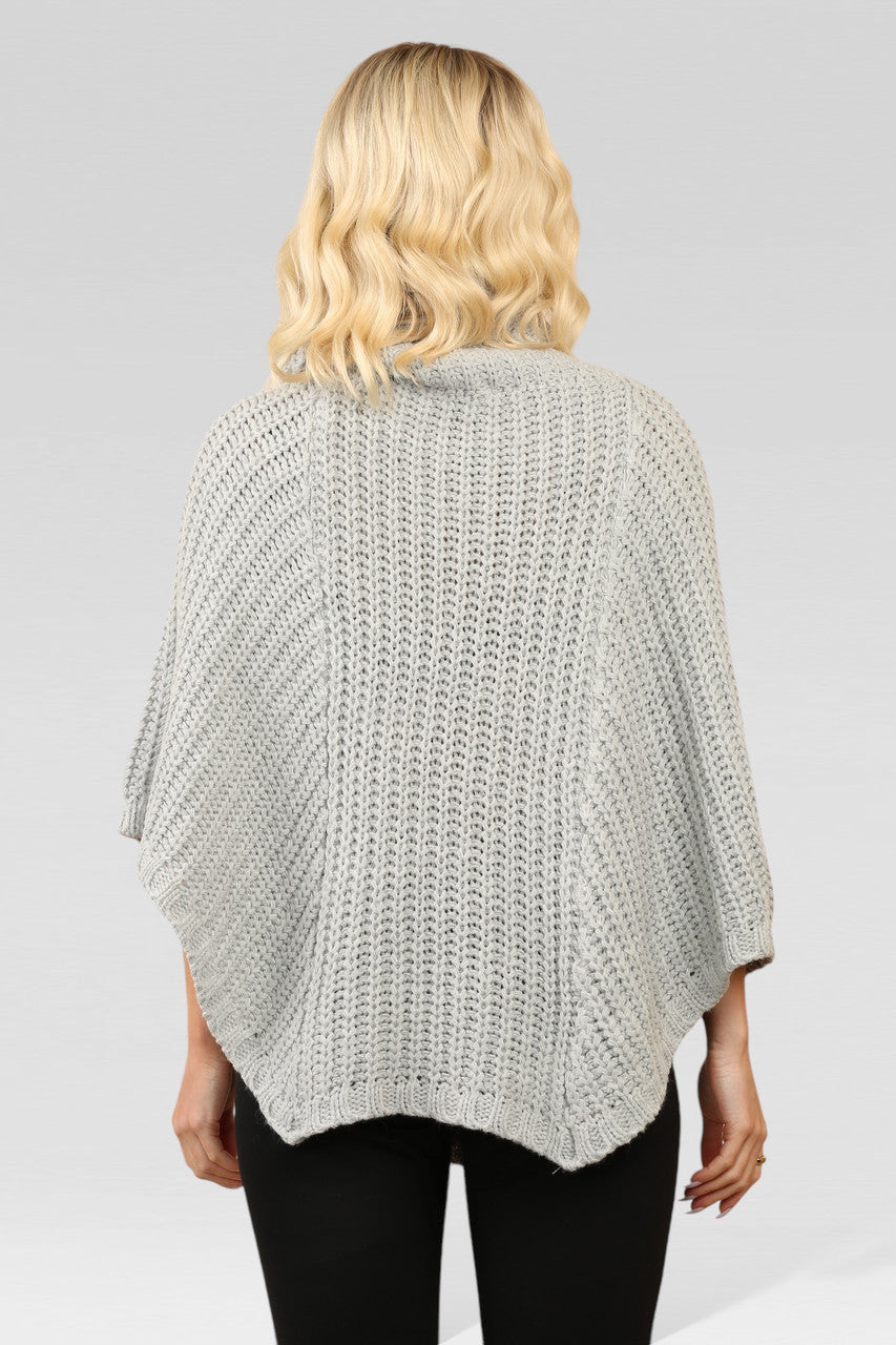 KABELGEBREIDE PONCHO MET COWLHALS ZILVER