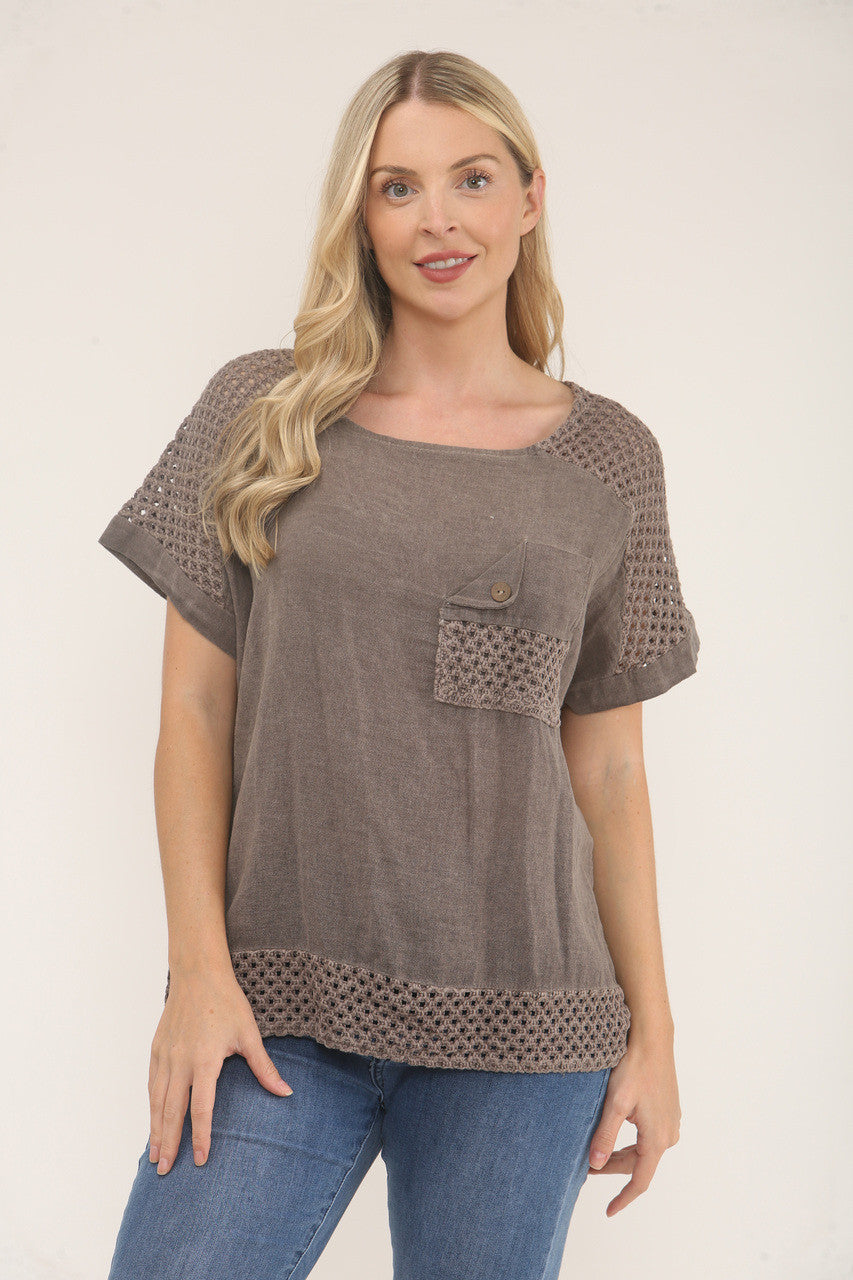 GEHAAKT DETAIL TOP MET KORTE MOUWEN - BRUIN
