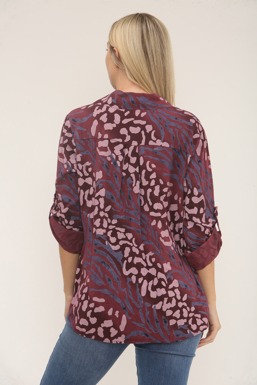 BLOUSE MET DIERENPRINT EN KNOPEN - BORDEAUXROOD