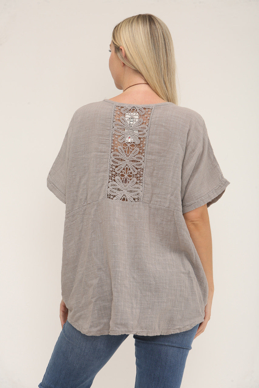 GEHAAKTE TOP MET DETAIL OP DE RUG - TAUPE