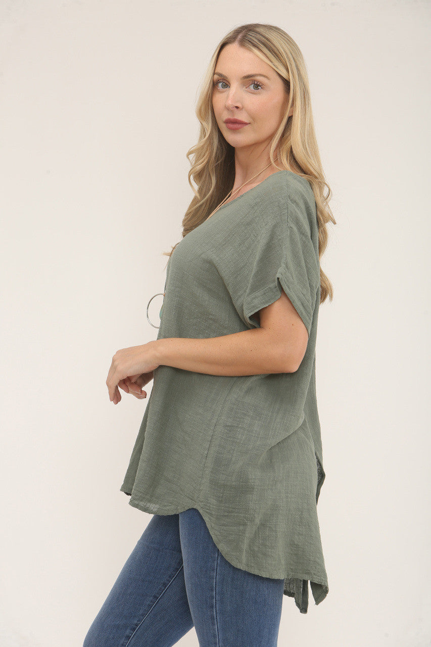 TOP MET KNOPEN OP DE ACHTERKANT EN KETTING KHAKI