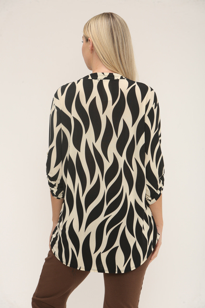 GEOMETRISCHE PRINT SOEPELE BLOUSE MET V-HALS - ZWART