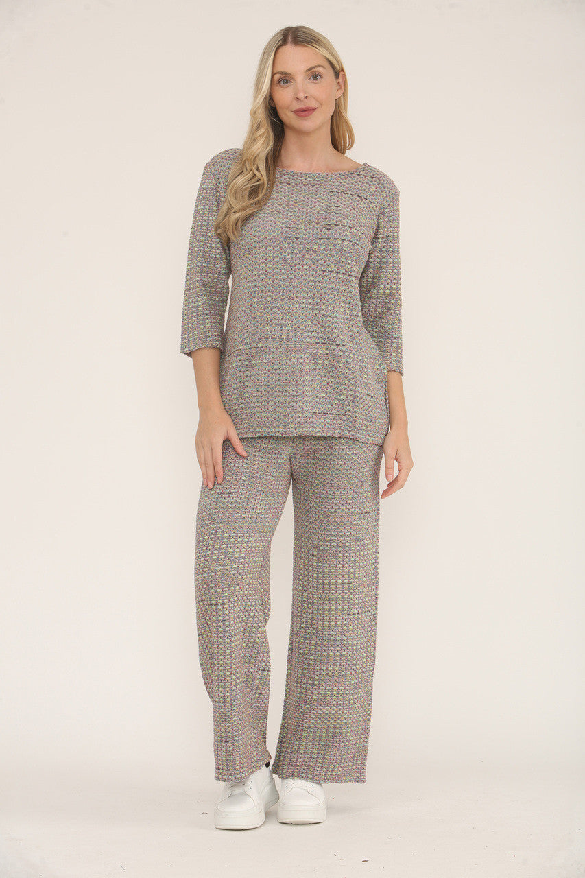 GEBREIDE SET VAN TOP EN BROEK MET GESPICKELD MOTIEF – NEUTRAAL
