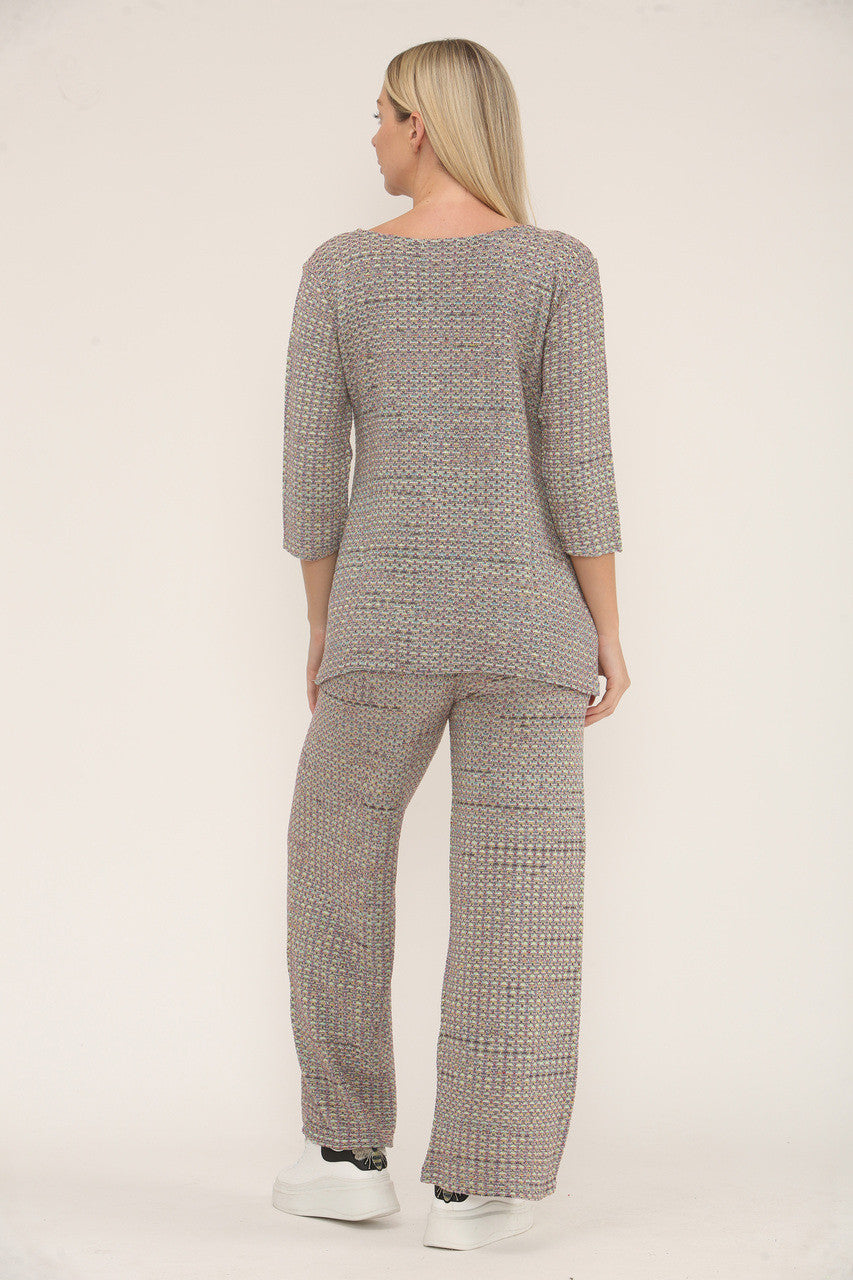 GEBREIDE SET VAN TOP EN BROEK MET GESPICKELD MOTIEF – NEUTRAAL