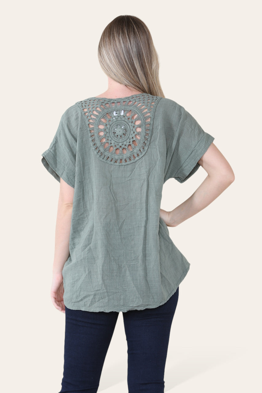 TOP MET GEHAAKT DETAIL OP DE RUG KHAKI
