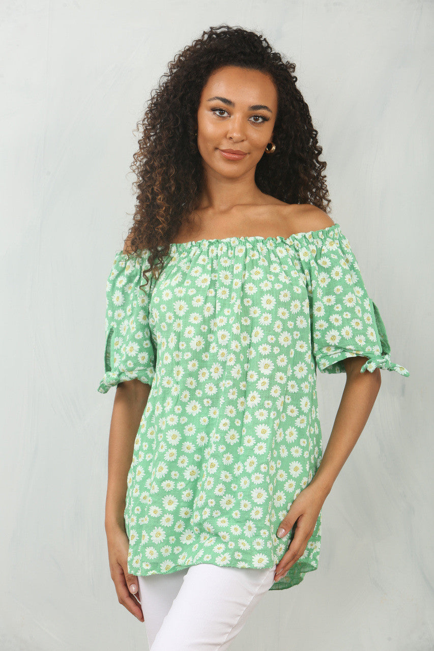 GROEN TOPJE MET BLOEMETJESPRINT EN BARDOT-HALSLIJN