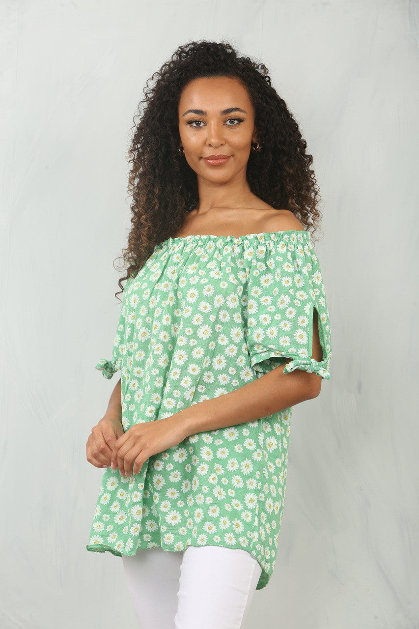 GROEN TOPJE MET BLOEMETJESPRINT EN BARDOT-HALSLIJN