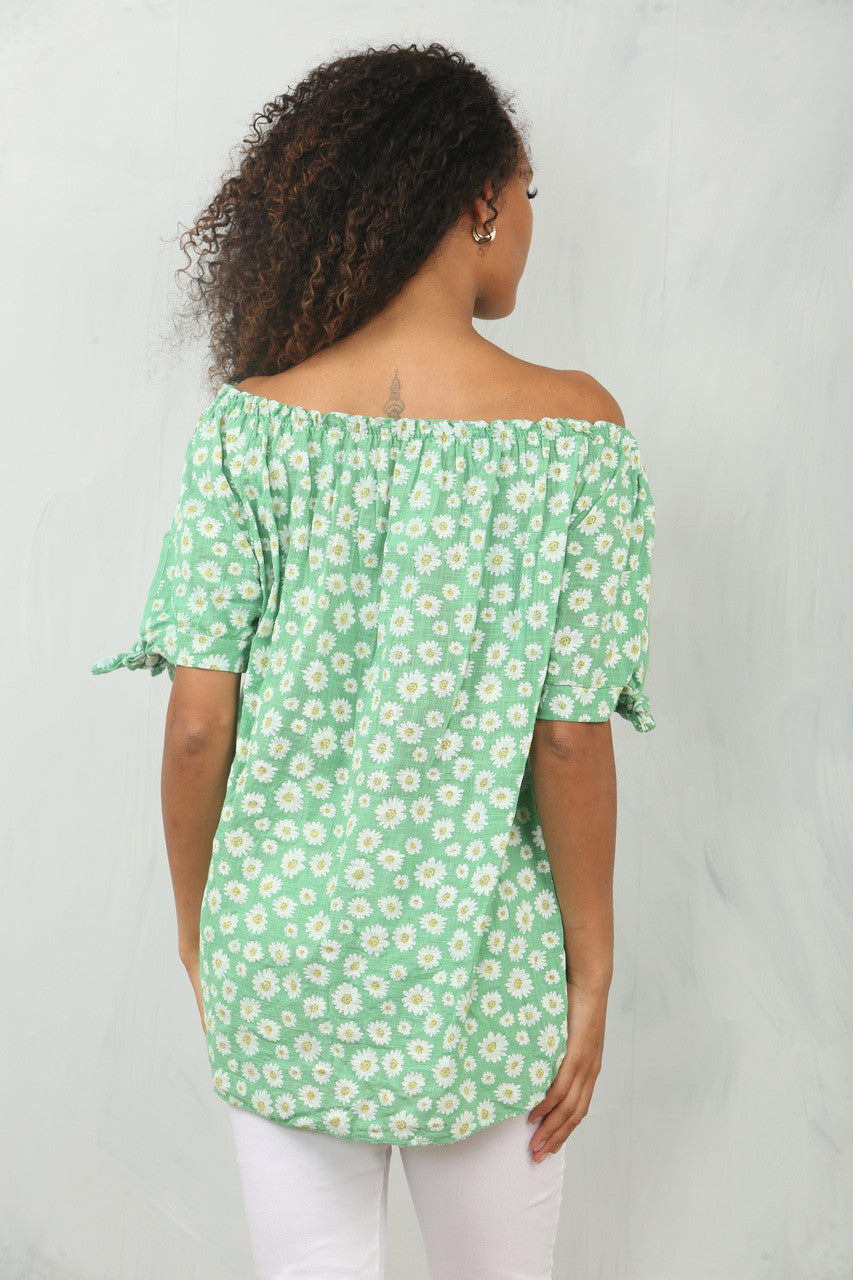 GROEN TOPJE MET BLOEMETJESPRINT EN BARDOT-HALSLIJN