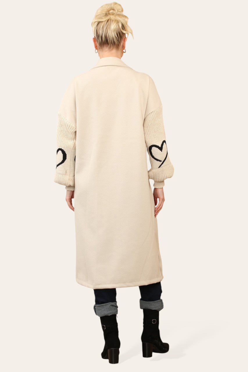 LIEFDESHART GEBREIDE MOUW DUBBELE RIJ KNOPEN JAS BEIGE