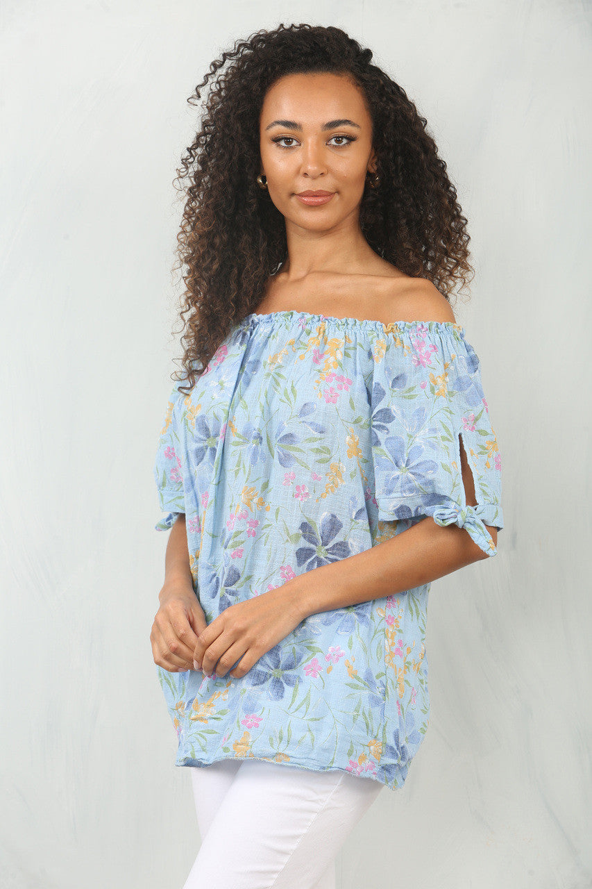 BLOEMIG MIX PRINT BARDOT TOP MET BLOTE SCHOUDERS LICHTBLAUW