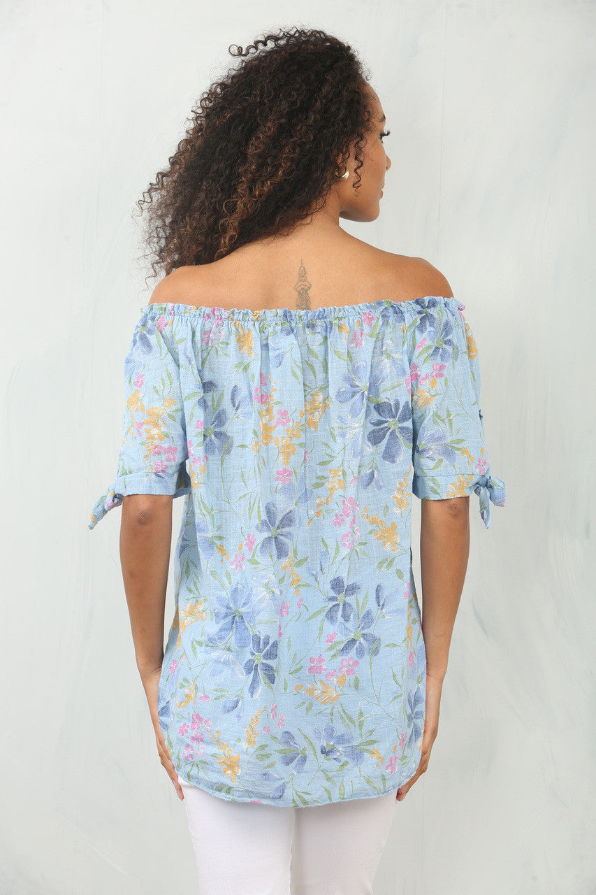 BLOEMIG MIX PRINT BARDOT TOP MET BLOTE SCHOUDERS LICHTBLAUW