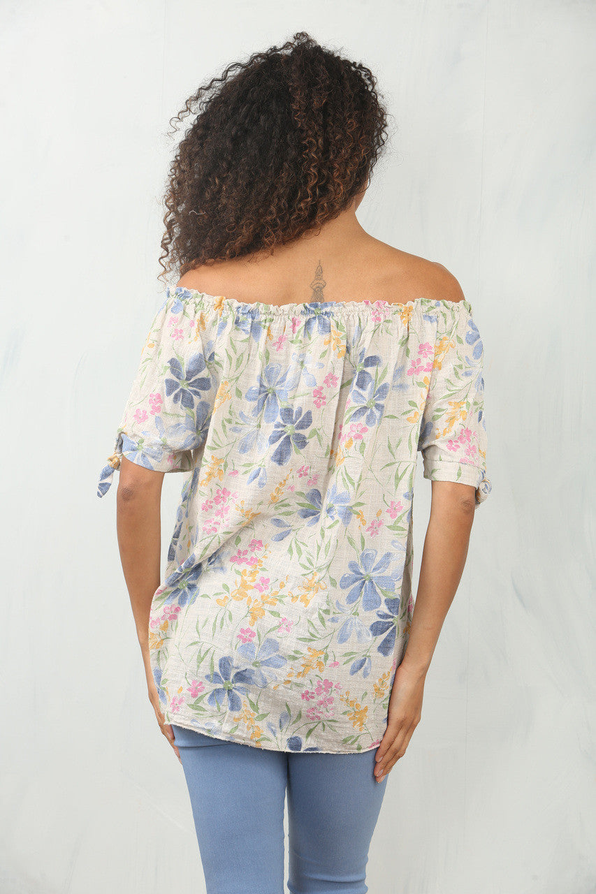 TOP MET BLOEMENPRINT, BARDOT HALS EN BLOTE SCHOUDERS - STONE