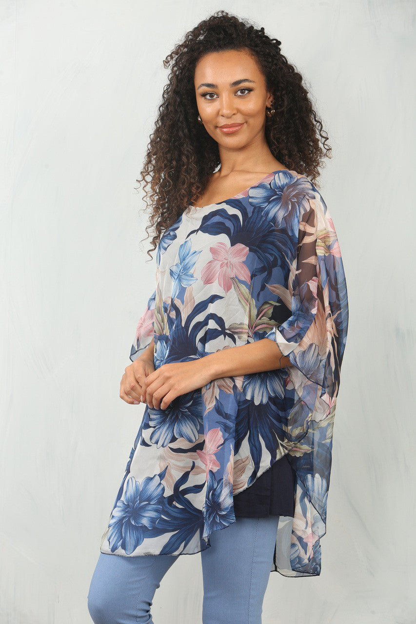 BLOEZENTOP MET BLOEMEN- EN BLADPRINT EN VLIEGENDE MOUWEN - MARINEBLAUW