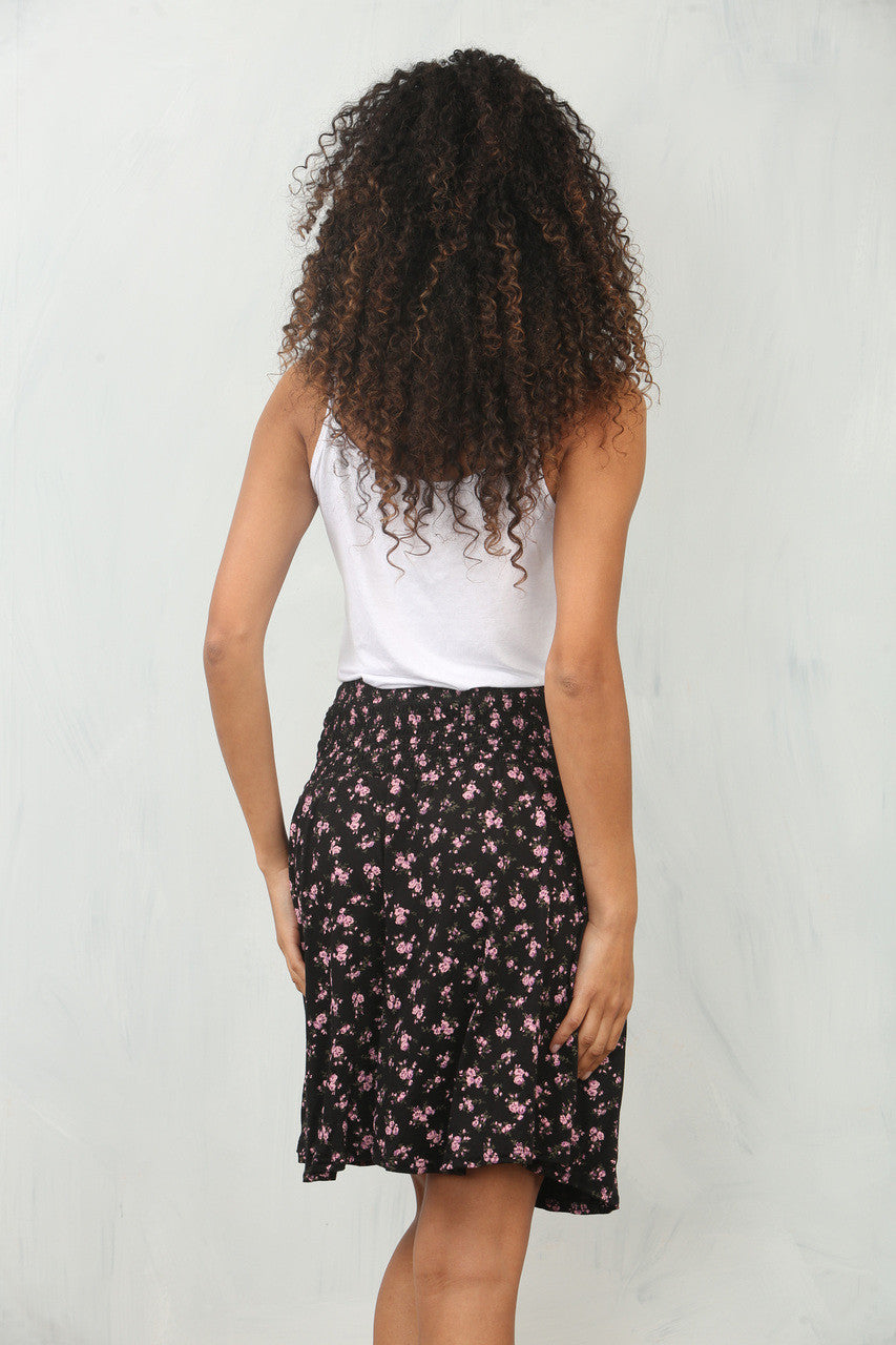 ROZE BLOEMENPRINT ELASTIEKE TAILLEBAND SHORTS ZWART