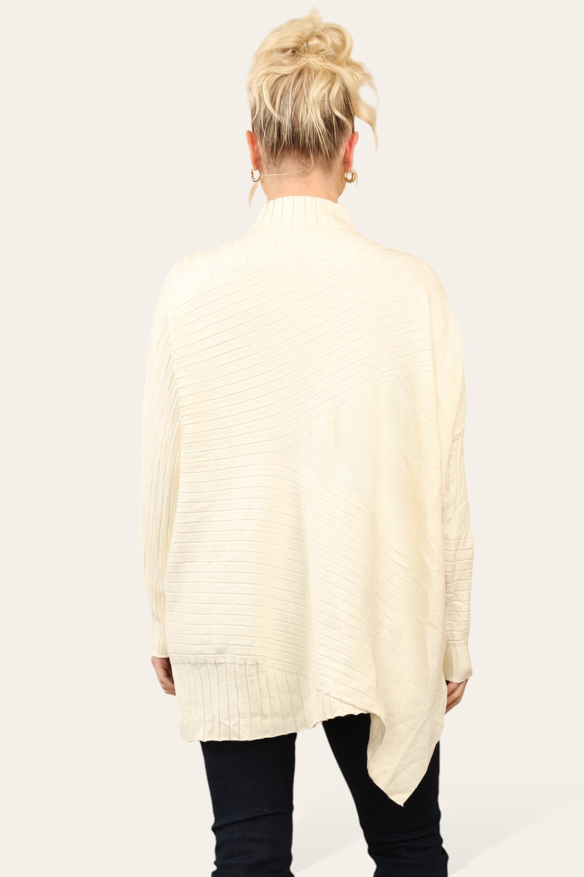 GERIBBELDE ASYMMETRISCHE TRUI MET HOGE HALS BEIGE