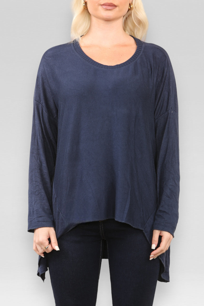 TRUI MET FIJNE STEEK, VALLENDE RUG EN KETTING MARINEBLAUW