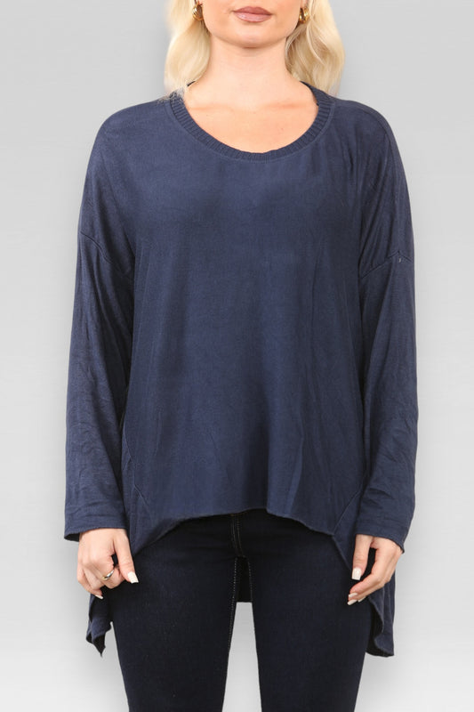 TRUI MET FIJNE STEEK, VALLENDE RUG EN KETTING MARINEBLAUW